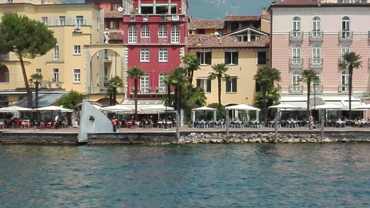 Queen Of The Lake Lägenhet Riva del Garda Exteriör bild