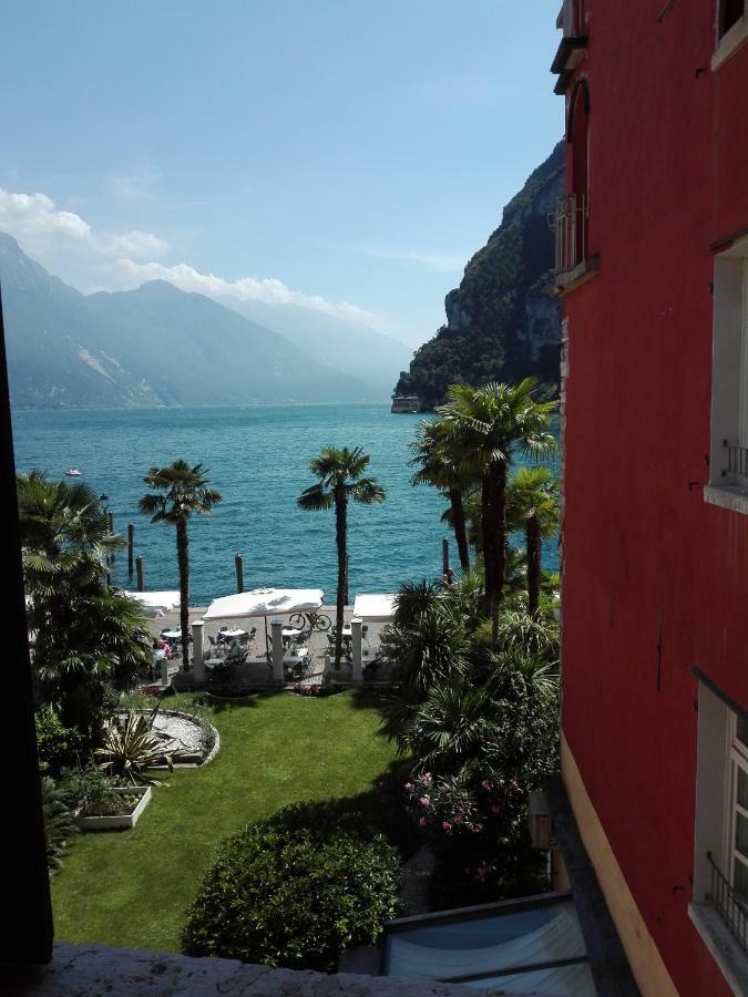 Queen Of The Lake Lägenhet Riva del Garda Exteriör bild